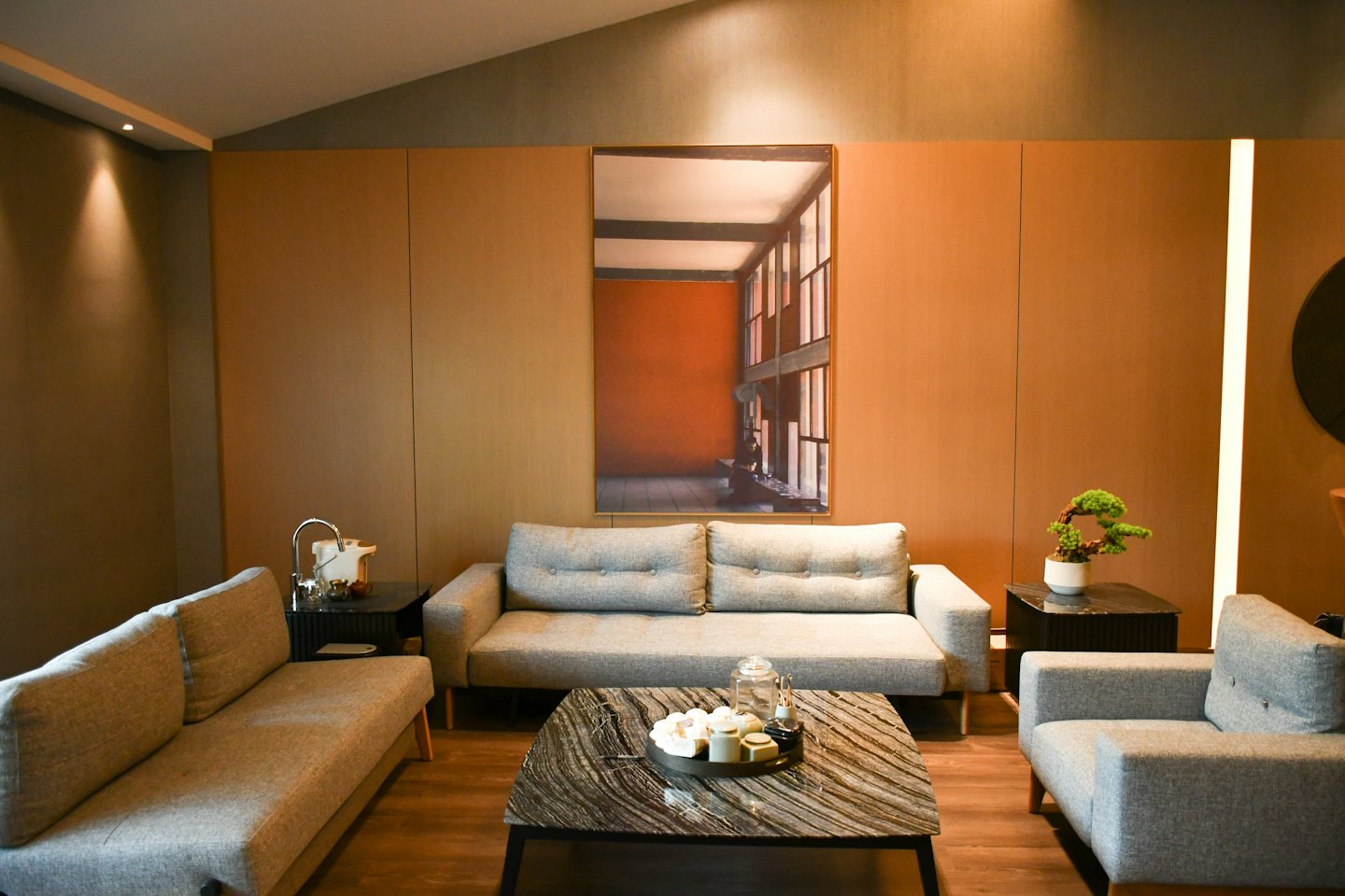 Moderna zona lounge con divani disposti attorno a un tavolino.